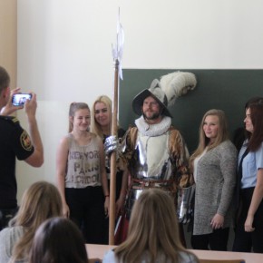 Strażnicy miejscy prowadzą zajęcia w Klasie Bezpieczeństwa Publicznego w IV LO w Gdańsku - 16.09.2015 r.