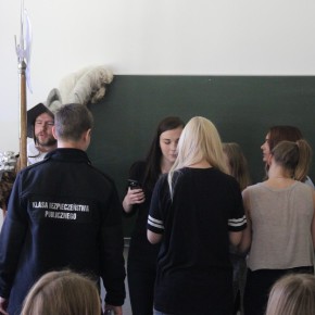 Strażnicy miejscy prowadzą zajęcia w Klasie Bezpieczeństwa Publicznego w IV LO w Gdańsku - 16.09.2015 r.