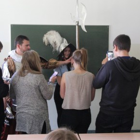 Strażnicy miejscy prowadzą zajęcia w Klasie Bezpieczeństwa Publicznego w IV LO w Gdańsku - 16.09.2015 r.