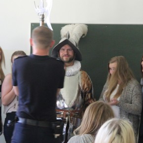 Strażnicy miejscy prowadzą zajęcia w Klasie Bezpieczeństwa Publicznego w IV LO w Gdańsku - 16.09.2015 r.