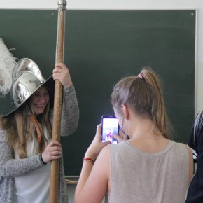 Strażnicy miejscy prowadzą zajęcia w Klasie Bezpieczeństwa Publicznego w IV LO w Gdańsku - 16.09.2015 r.