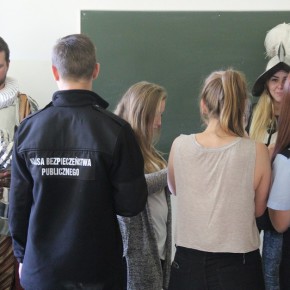 Strażnicy miejscy prowadzą zajęcia w Klasie Bezpieczeństwa Publicznego w IV LO w Gdańsku - 16.09.2015 r.