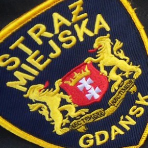 Znak drogowy to nie tablica ogłoszeń!