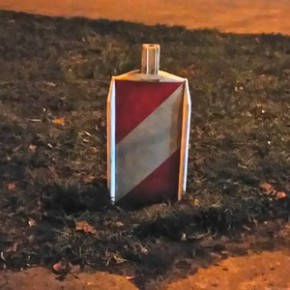 Chodnik, a obok głęboka dziura