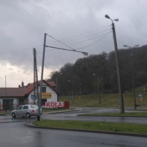 Słup pochylony nad jezdnią