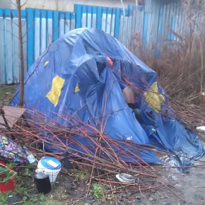Kawałek brezentu jedynym schronieniem