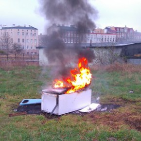 Ktoś podpalił lodówkę…