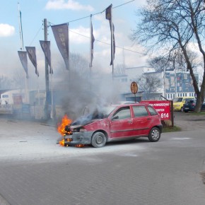 Auto w ogniu