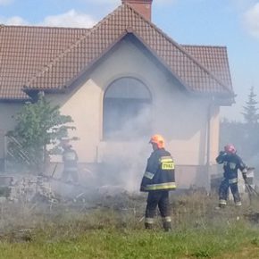 Pożar na tyłach domów