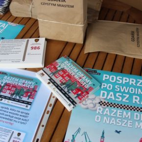 Mieszkańcom Nowego Portu rozdawaliśmy m.in. torebki, plakaty oraz "Kartki dla Sąsiada"