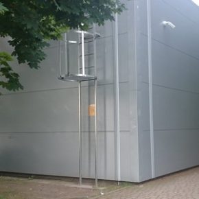 Dach sklepu pod lupą strażników