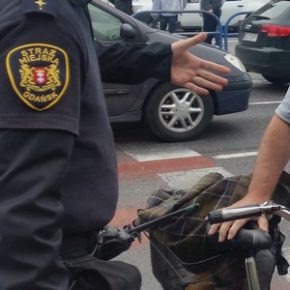Kolizja z zieloną strzałką w tle
