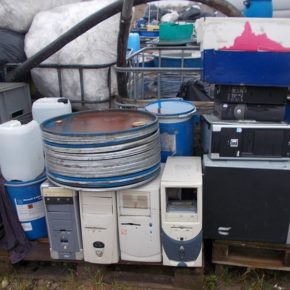 Sterta elektrośmieci i groźne chemikalia pod gołym niebem