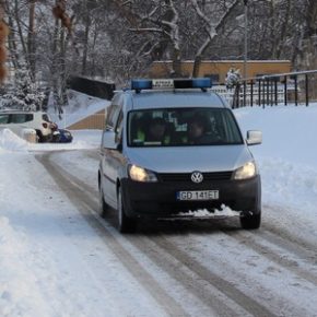 Skrajnie wyziębiony czołgał się po śniegu