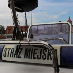 Dryfująca motorówka