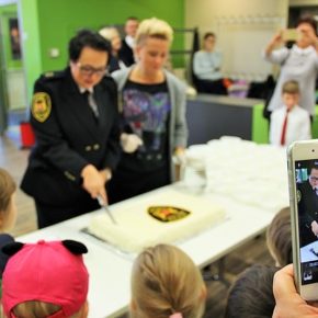 Słodka niespodzianka: tort dla uczestników VI Przeglądu Małych Form Teatralnych "Jestem bezpieczny na drodze" - Miejski Teatr Miniatura, 7 grudnia 2017 r.
