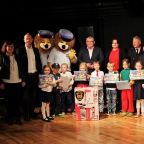 Wspólne zdjęcie z dziećmi z Przedszkola nr 66 w Gdańsku - Miejski Teatr Miniatura, 7 grudnia 2017 r.