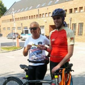 Pojechał na rowerze dla potrzebujących kolegów