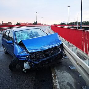 Kolizja na wiadukcie
