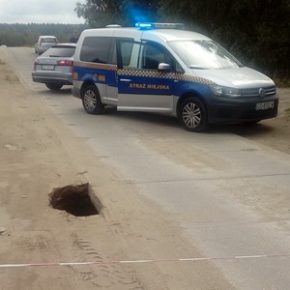 Niebezpieczna dziura na poboczu