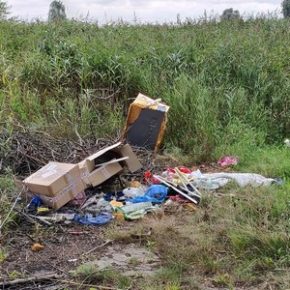 Śmieci nad rzeką, na nich nazwisko i adres