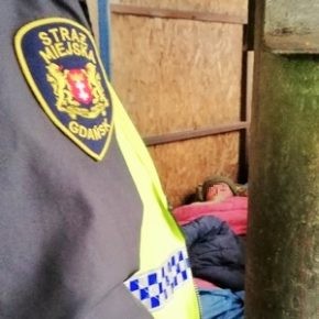 Mimo mrozu spał pod chmurką